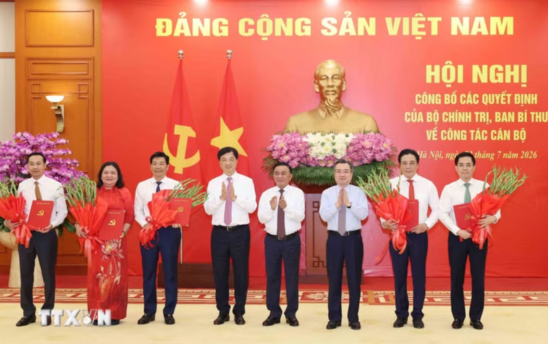 Đồng chí Trần Cẩm Tú, Ủy viên Bộ Chính trị, Thường trực Ban Bí thư trao Quyết định của Bộ Chính trị, Ban Bí thư về công tác cán bộ. (Ảnh: Phương Hoa/TTXVN)