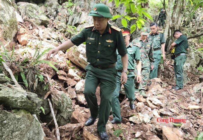 Thiếu tướng Nguyễn Ngọc Ngân, Phó Chủ nhiệm Chính trị Quân khu hành quân cùng lực lượng tìm kiếm, quy tập hài cốt liệt sĩ lên khu vực tìm kiếm tại điểm cao 400 đá, xã Thanh Thủy (Tuyên Quang). Ảnh: NN