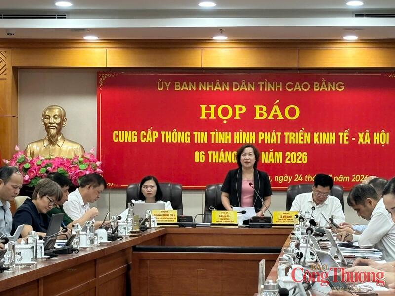 Bà Hà Nhật Lệ, Phó Chủ tịch UBND tỉnh Cao Bằng phát biểu tại họp báo.