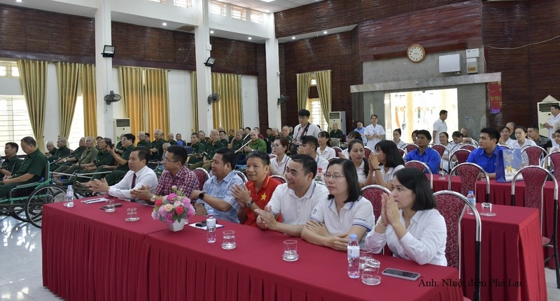 Đoàn cán bộ công nhân viên Công ty CP Nhiệt điện Phả Lại và thương binh, bệnh binh tại Trung tâm Điều dưỡng thương binh Thuận Thành.