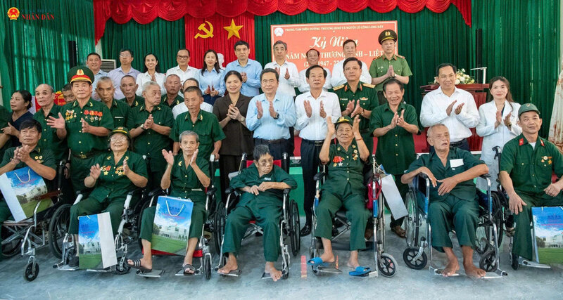 Chủ tịch Quốc hội Trần Thanh Mẫn và các đại biểu với các thương binh, bệnh binh tại Trung tâm điều dưỡng Người có công Long Đất, xã Long Hải, TP. Hồ Chí Minh. Ảnh: Lâm Hiển