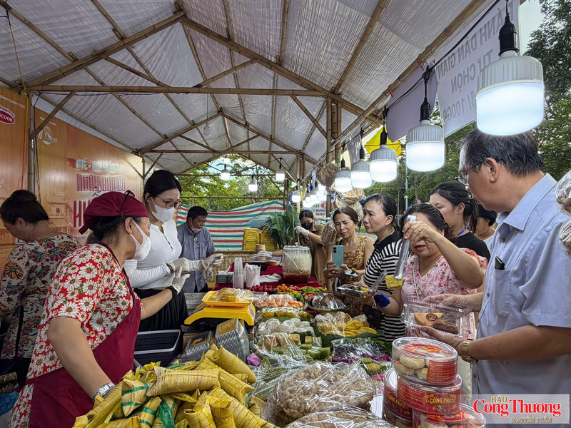 Hoạt động chế biến, phục vụ bún bò Huế và các món ẩm thực từ mọi miền tạo không khí sôi động tại ngày hội ẩm thực.
