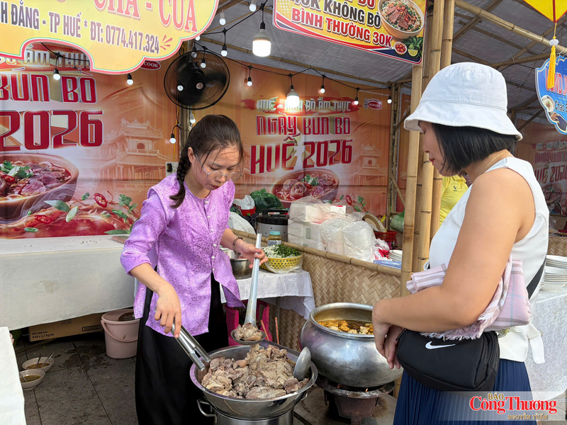 Sẵn sàng phục vụ du khách những tô bún bò Huế ngon lành, chất lượng tại không gian ngày hội.