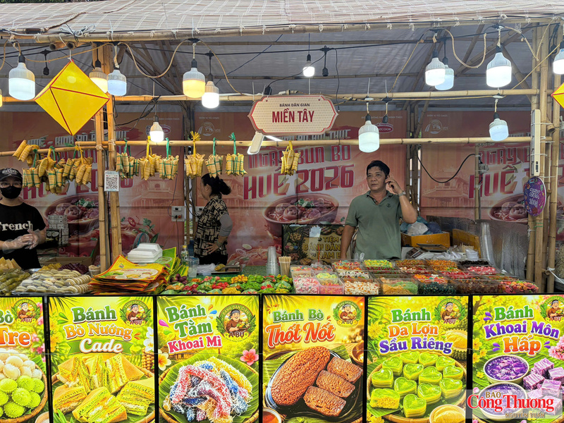 Các sản phẩm đặc trưng của miền Tây cũng có mặt tại ngày hội.