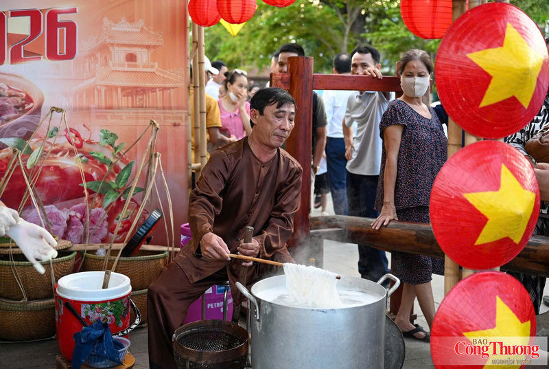 Các nghệ nhân và đầu bếp giới thiệu, quảng diễn quy trình chế biến món bún bò Huế đến đông đảo thực khách.