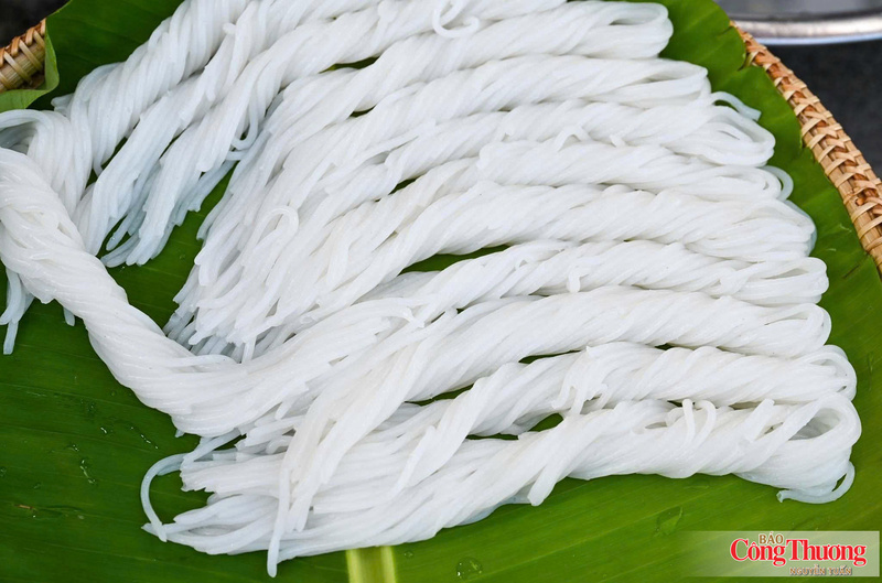 Từ hạt gạo, qua bàn tay các nghệ nhân đã tạo ra những sợi bún trắng muốt, hấp dẫn là nguyên liệu chính trong tô bún bò Huế.