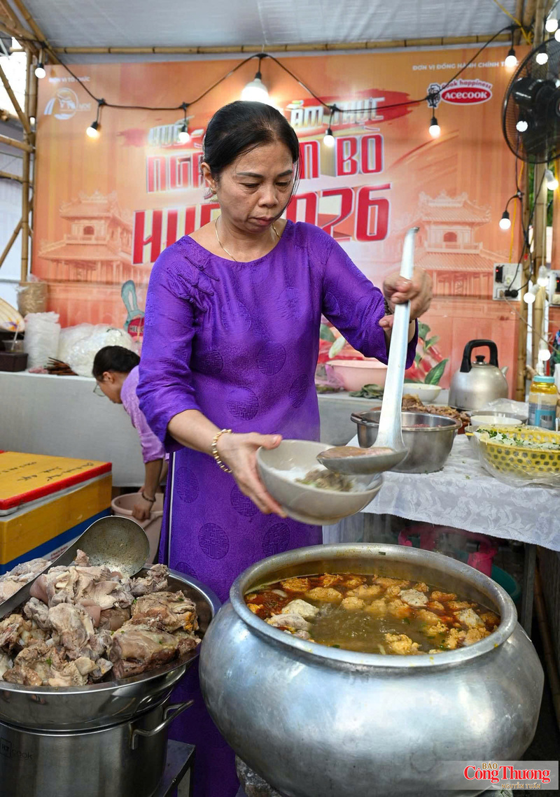 Các đầu bếp chuẩn bị từng tô bún bò Huế phục vụ người dân và du khách ngay tại khuôn viên chương trình.