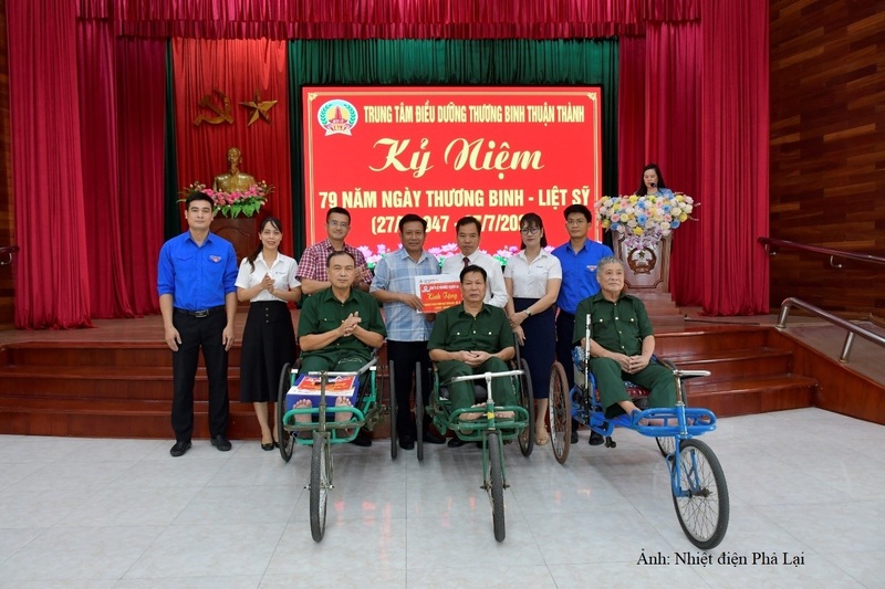 Ông Lê Văn Chính - Chủ tịch Công đoàn PPC (đứng giữa) cùng đoàn công tác PPC  trao quà cho thương bệnh binh và CBCNV Trung tâm Điều dưỡng thương binh Thuận Thành.