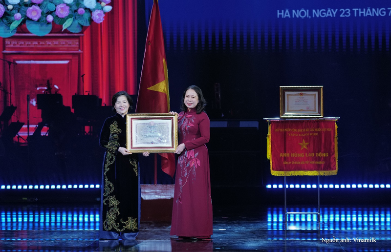 Bí thư Trung ương Đảng, Phó Chủ tịch nước Võ Thị Ánh Xuân trao Huân chương Độc lập hạng Ba cho bà Mai Kiều Liên - Anh hùng Lao động, Thành viên HĐQT, Tổng giám đốc Vinamilk.