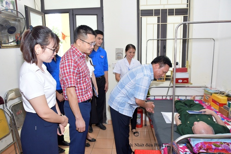 Ông Lê Văn Chính cùng đoàn công tác PPC  thăm hỏi các bác thương bệnh binh tại Trung tâm Điều dưỡng thương binh Thuận Thành.