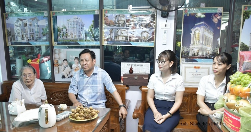 Đoàn cán bộ công nhân viên PPC đến thăm, động viên và trao quà tặng cho Mẹ Việt Nam Anh hùng Trần Thị Gái.