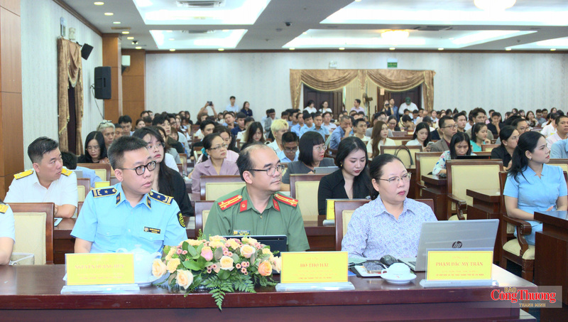 Lãnh đạo HĐND TP. Hồ Chí Minh và các đại biểu tham dự sự kiện.