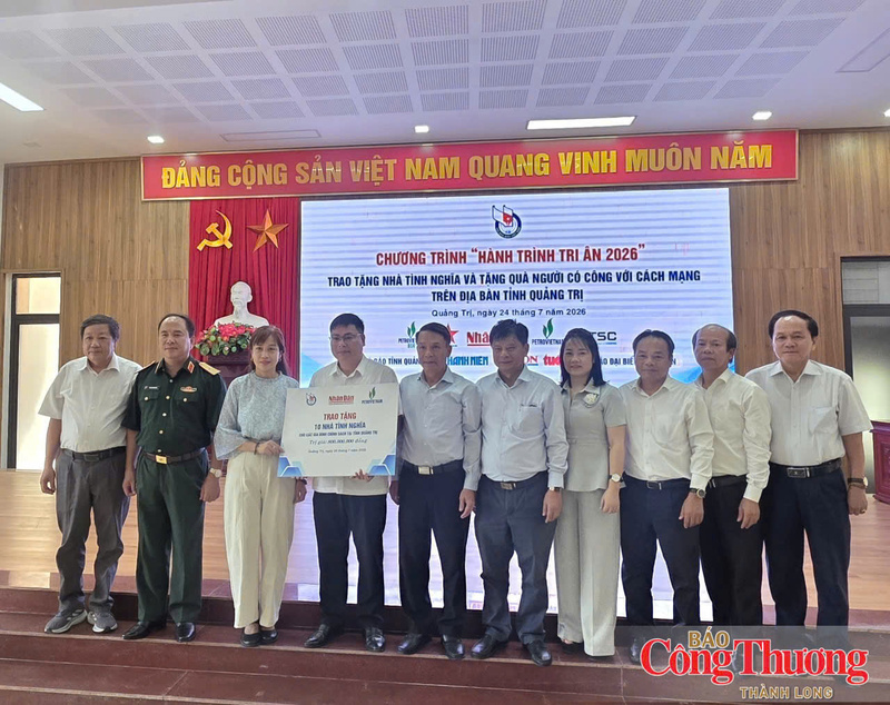 Đoàn công tác Hội Nhà báo Việt Nam thực hiện chương trình trao tặng nhà tình nghĩa và tặng quà cho người có công với cách mạng tại một số địa bàn của tỉnh Quảng Trị.