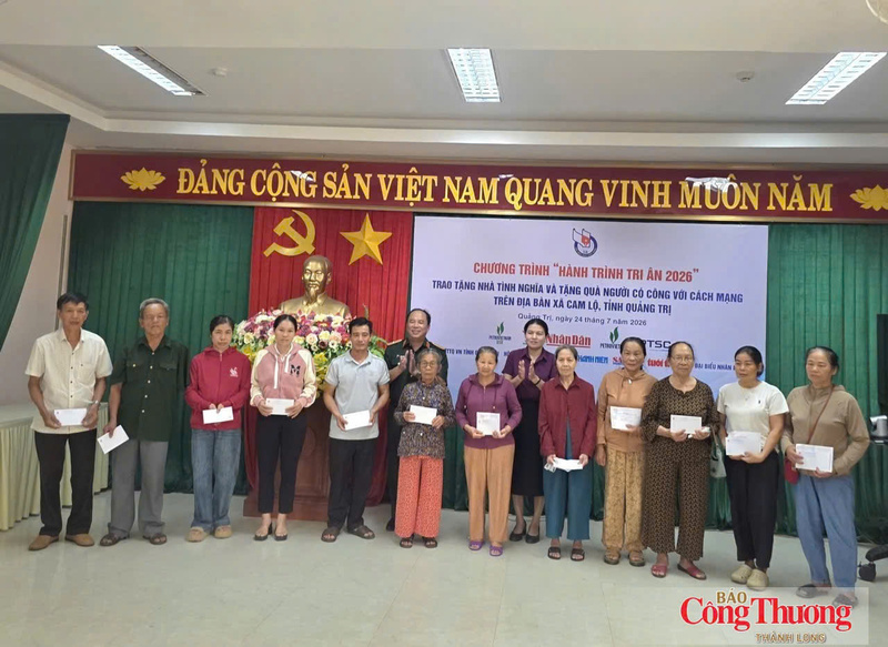 Báo Quân đội nhân dân và xã Cam Lộ trao quà cho các hộ gia đình Người có công với cách mạng xã Cam Lộ