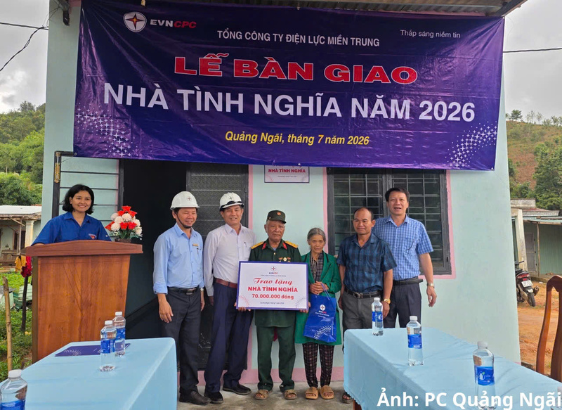 Trao nhà tình nghĩa cho gia đình ông A Dua ở xã Tu Mơ Rông