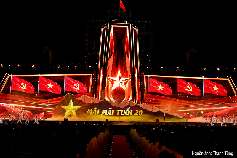 Chương trình "Mãi mãi tuổi 20" diễn ra tại tỉnh Quảng Ninh thu hút đông đảo nhân dân và du khách.