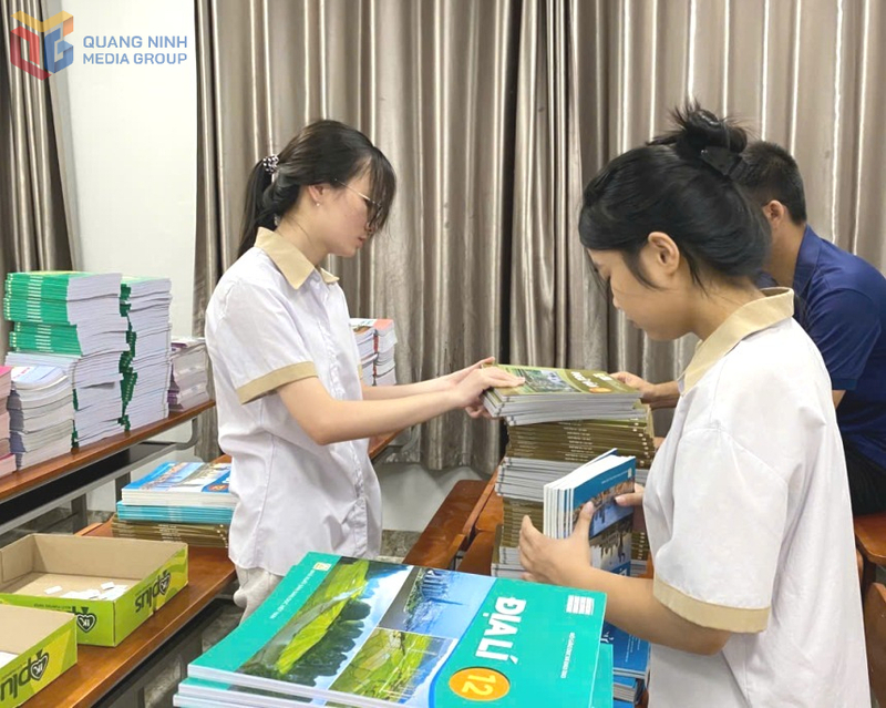 Từ năm học 2026-2027, tỉnh Quảng Ninh miễn phí sách giáo khoa cho toàn bộ học sinh phổ thông và học viên giáo dục thường xuyên theo hình thức trang bị tại nhà trường để học sinh mượn sử dụng. Ảnh: Quảng Ninh Media Group