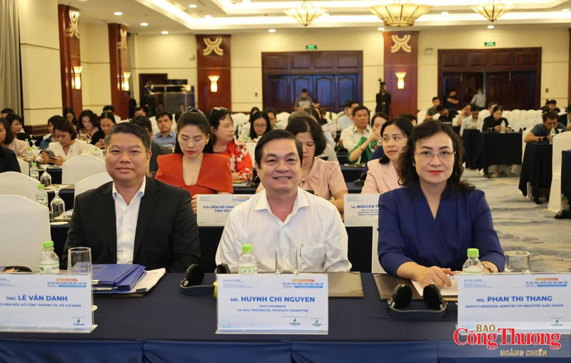 Thứ trưởng Bộ Công Thương Phan Thị Thắng tham dự và có bài phát biểu tại diễn đàn.