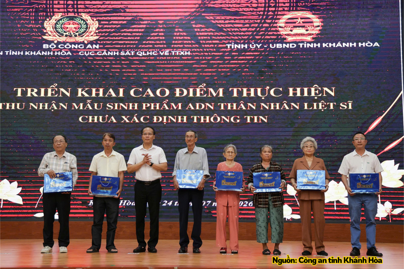 Ông Nguyễn Khắc Hà, Phó Bí thư Tỉnh ủy Khánh Hòa (thứ 3 từ trái qua) trao quà cho các gia đình chính sách.