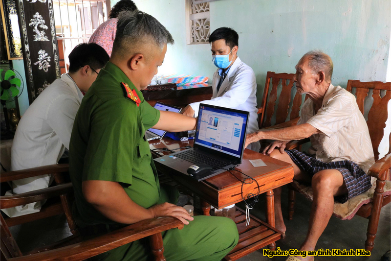 Xác minh thông tin thân nhân liệt sĩ tại nhà.