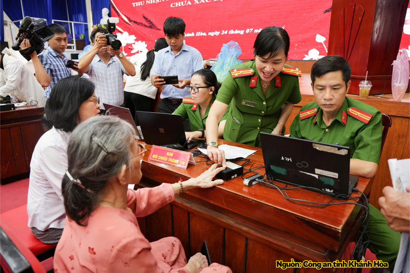 Công an tỉnh Khánh Hòa xác minh thông tin của thân nhân liệt sĩ.