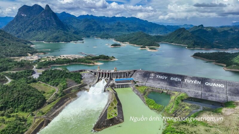 Hồ thủy điện Tuyên Quang.