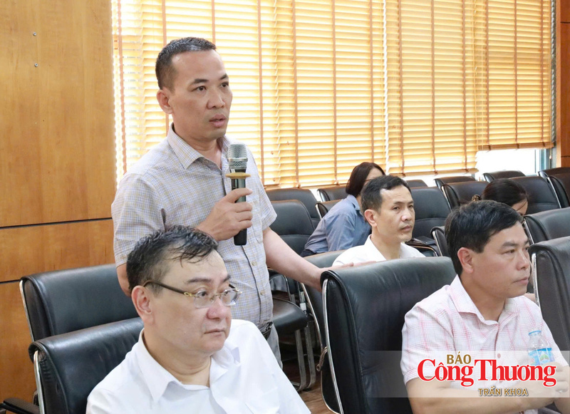 Ông Nguyễn Văn Hải, Giám đốc Nhà máy Ô tô VEAM (đơn vị thành viên của VEAM) phát biểu, kiến nghị tại buổi làm việc.