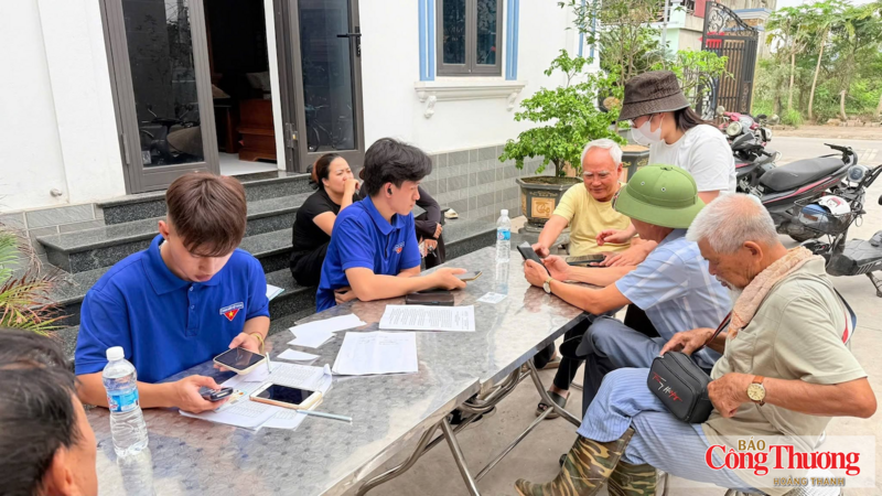 Sinh viên Trường Đại học Sao Đỏ triển khai mô hình "Tổ hỗ trợ lưu động dịch vụ công số", đến tận nhà tạo tài khoản định danh điện tử cho người dân.