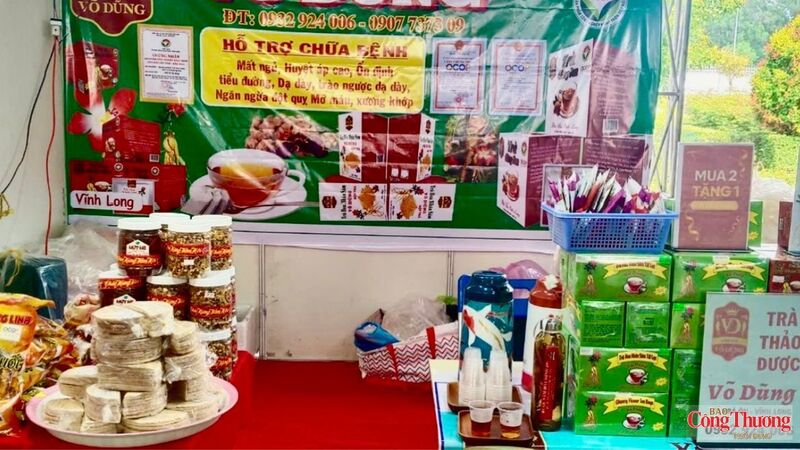 Cơ sở trà thảo dược Võ Dũng (tỉnh Vĩnh Long) đưa sản phẩm lên các sàn thương mại điện tử, khai thác kênh bán hàng số để mở rộng thị trường tiêu thụ nông sản và sản phẩm OCOP.