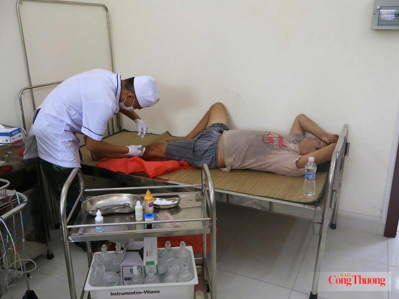 Bác sĩ trên đảo xử lý vết thương hở cho ngư dân.