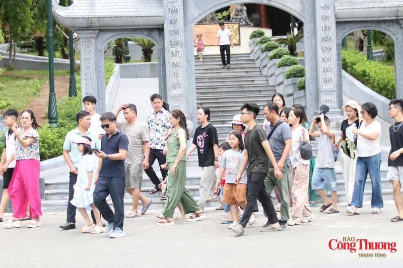 "Riêng tháng 7, dự kiến có hơn 100.000 lượt người từ khắp mọi miền đất nước về dâng hương, tưởng niệm các anh hùng liệt sĩ", ông Vũ thông tin.