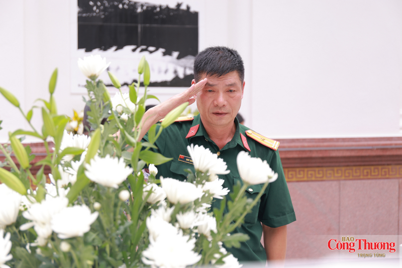 Người dân và du khách dâng những bông cúc trắng, nén hương thơm lên phần mộ 10 nữ thanh niên xung phong.