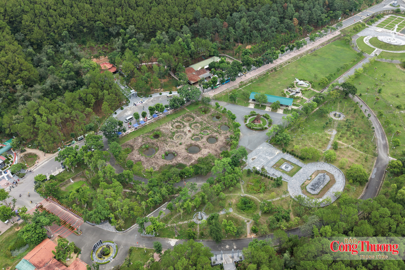 Những ngày tháng 7 lịch sử, con đường dẫn về Khu di tích lịch sử Quốc gia đặc biệt Ngã ba Đồng Lộc (xã Đồng Lộc, tỉnh Hà Tĩnh), từng đoàn xe nối đuôi nhau mang theo tình cảm, lòng biết ơn sâu sắc của người dân cả nước hướng về "tọa độ lửa" năm xưa.