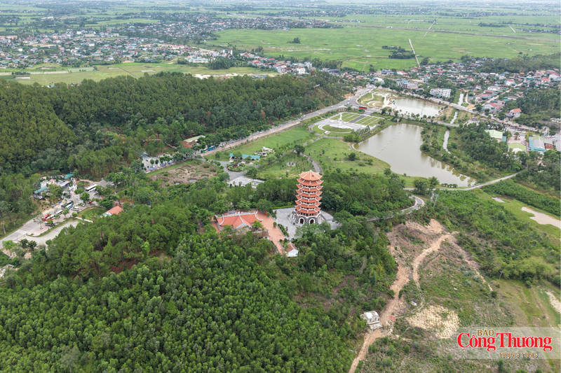 Ngã ba Đồng Lộc - nơi được mệnh danh là mạch máu giao thông quan trọng bậc nhất trên tuyến đường Trường Sơn huyền thoại - từng phải hứng chịu hàng trăm nghìn tấn bom đạn của không quân Mỹ nhằm đứt gãy tuyến tiếp tế cho chiến trường miền Nam. Nơi đây, hàng nghìn chiến sĩ, thanh niên xung phong, bộ đội, công an, giao thông và nhân dân địa phương đã kiên cường bám trụ, san lấp hố bom để giữ vững mạch máu giao thông xuyên suốt.