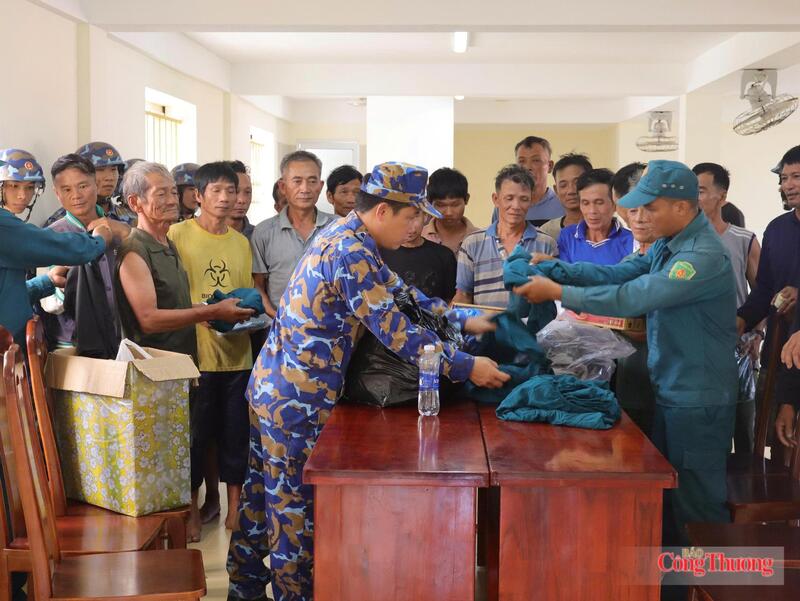 Cán bộ, chiến sĩ, Tiểu đội dân quân và các lực lượng trên đảo cấp phát quần áo, nhu yếu phẩm cho ngư dân.