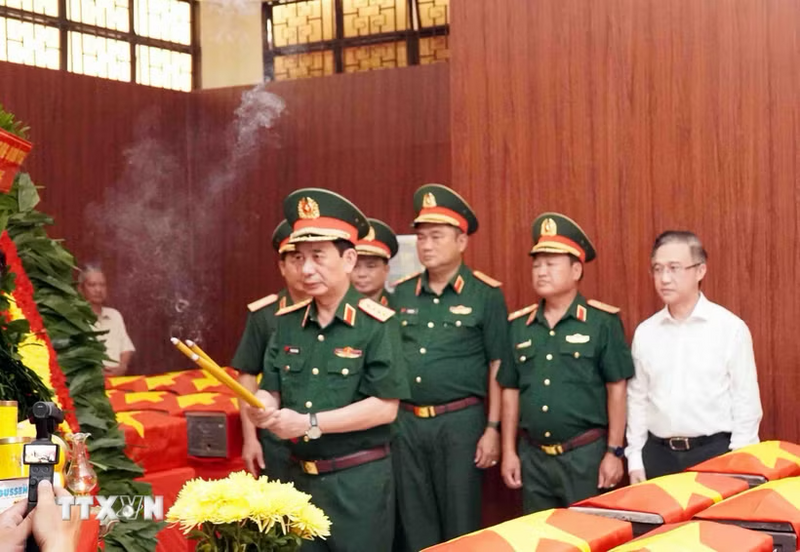 Đại tướng Phan Văn Giang dâng hương tại Nhà tưởng niệm quàn hài cốt các liệt sĩ mới tìm thấy tại Công viên Lê Thị Riêng, TP Hồ Chí Minh sáng 25/7. Ảnh: TTXVN