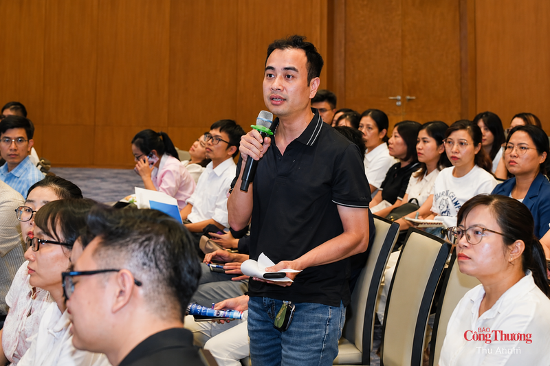 Đại diện doanh nghiệp trao đổi các vấn đề liên quan đến xuất khẩu.