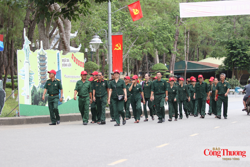 Nhiều đoàn cựu chiến binh mang trên mình tấm áo cựu quân nhân đã sờn màu, ngực đeo huân chương ghé về thăm đồng đội.