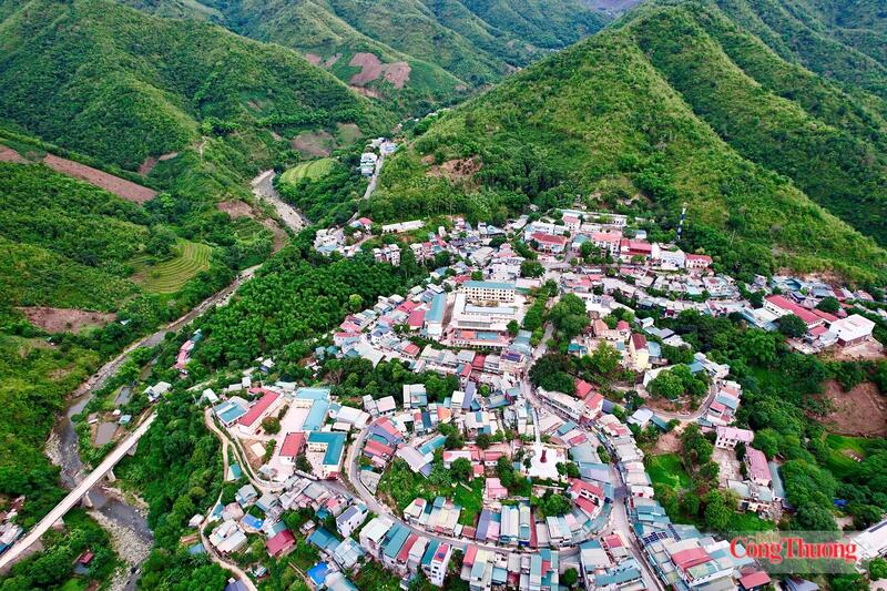 Mường Lát là một trong xã biên giới, điều kiện kinh tế còn khó khăn. Ảnh: Ngô Nhung