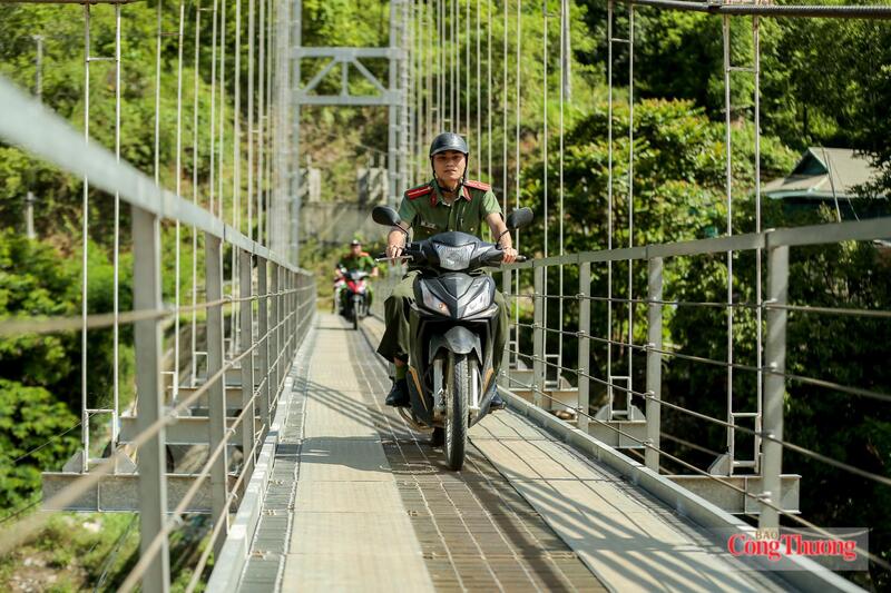 Cầu treo vào bản Đoàn Kết, nơi Thiếu úy Vi Văn Tuấn đến vận động một số gia đình cho con em đi học. Ảnh: Ngô Nhung