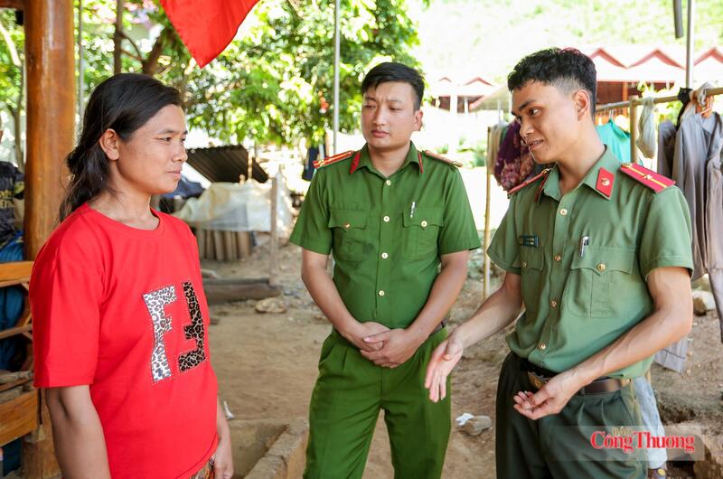 Do gia đình còn nhiều khó khăn, không có xe đi lại, con gái chị Vi Thị Thuỷ học lớp 6 đã phải nghỉ, nắm được thông tin đó, Thiếu úy Vi Văn Tuấn cùng đồng đội đến tận nhà vận động cháu đi học trở lại. Ảnh: Ngô Nhung
