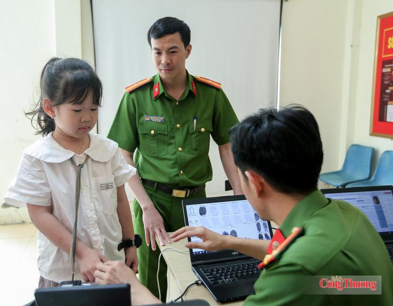 Thiếu tá Nguyễn Văn Mạnh - Trưởng Công an xã Mường Lát. Ảnh: Ngô Nhung