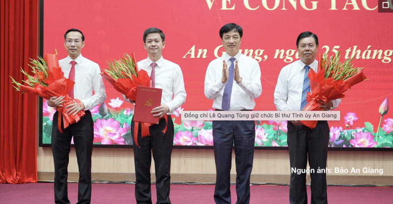 Ủy viên Bộ Chính trị, Bí thư Trung ương Đảng, Trưởng Ban Tổ chức Trung ương Nguyễn Duy Ngọc trao quyết định, tặng hoa chúc mừng tại hội nghị.