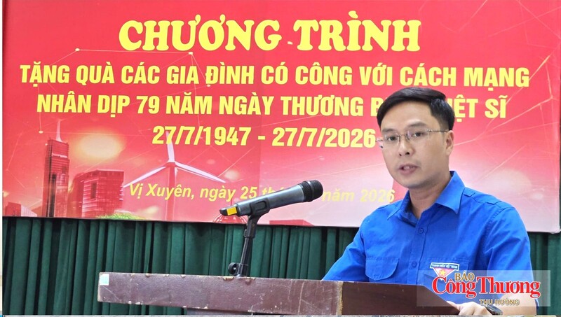 Đồng chí Đinh Xuân Bách – Bí thư Đoàn Thanh niên NSMO phát biểu tại lễ tặng quà cho các thương bệnh binh, gia đình có công với cách mạng tại xã Vị Xuyên.