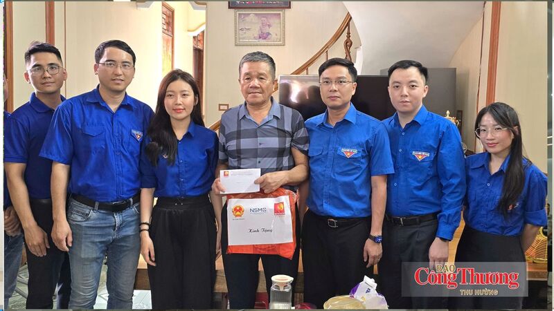 Đoàn đến thăm và tặng quà cựu chiến binh Phan Văn Chỉnh, xã Vị Xuyên.