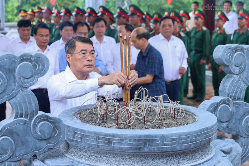Thủ tướng Lê Minh Hưng dâng hương tại Nhà tưởng niệm Chủ tịch Hồ Chí Minh tại Di tích Đồi E2 - Ảnh: VGP/Nhật Bắc