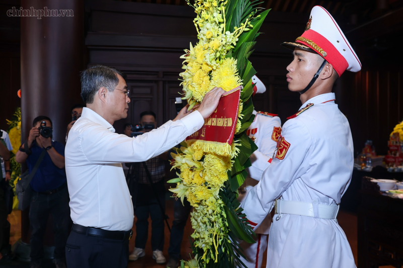 Thủ tướng Lê Minh Hưng dâng hoa tại Đền thờ Liệt sĩ Chiến trường Điện Biên Phủ - Ảnh: VGP/Nhật Bắc