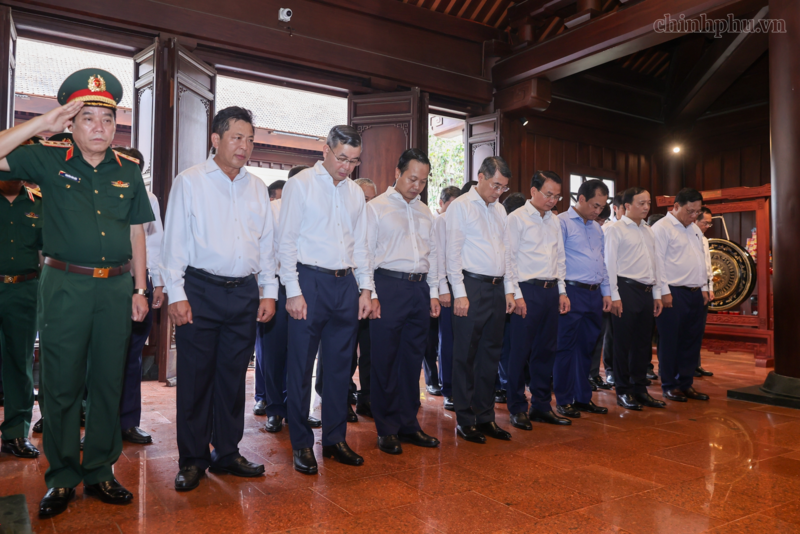 Thủ tướng Lê Minh Hưng và Đoàn công tác kính cẩn nghiêng mình tưởng nhớ sự hy sinh to lớn của các chiến sĩ quân đội nhân dân Việt Nam tại Đền thờ Liệt sĩ Chiến trường Điện Biên Phủ - Ảnh: VGP/Nhật Bắc