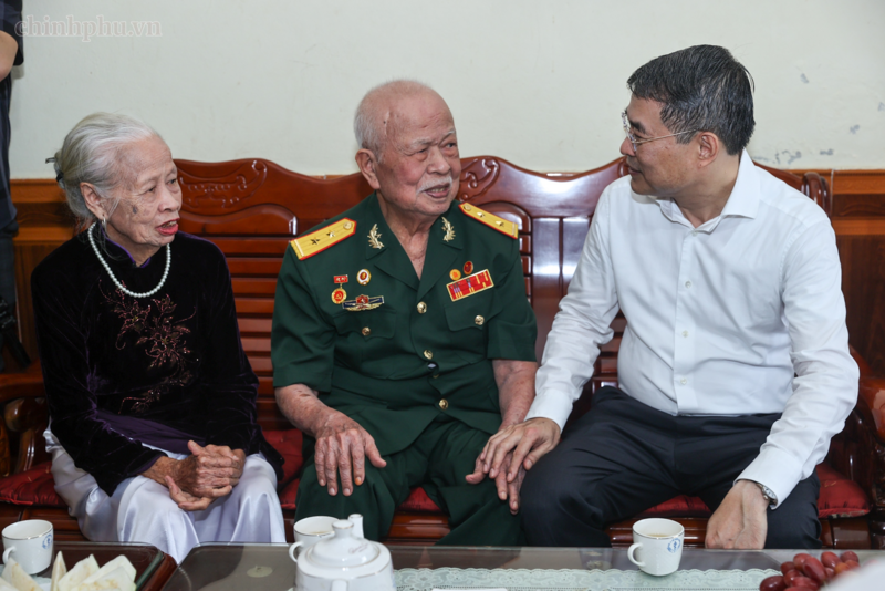 Thủ tướng Lê Minh Hưng thăm, tặng quà gia đình thương binh Phí Hương Dũng - Ảnh: VGP/Nhật Bắc