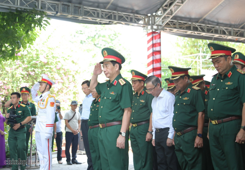 Đoàn công tác thành kính tưởng niệm, bày tỏ lòng biết ơn sâu sắc đối với những người con ưu tú của dân tộc đã anh dũng chiến đấu, hy sinh vì sự nghiệp giải phóng dân tộc, thống nhất đất nước - Ảnh: VGP/Đình Hải